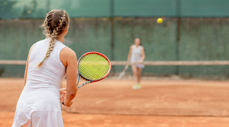 Tennismailan valintakriteerit – paino, kehäkoko ja tasapaino.