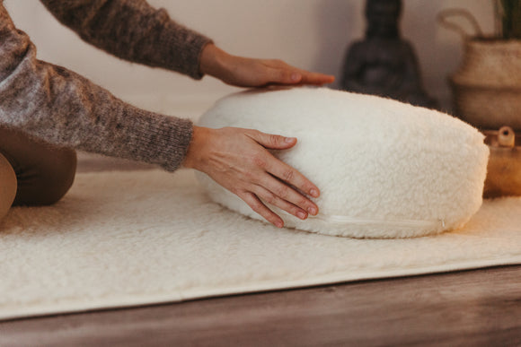 Meditaatiotyyny - Wiano - PYRY, merinovillainen, puolikuu